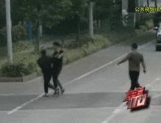 【赛车体育】光天化日！一男子在上海街头被强行赛车里带走，被解救时已昏迷……