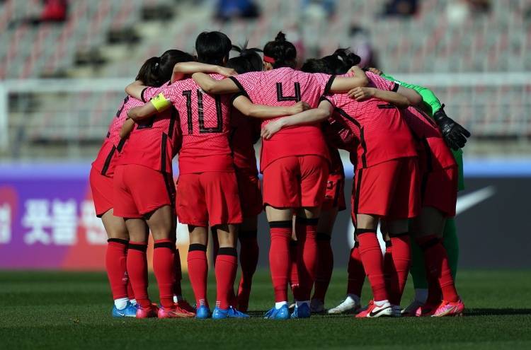 【赛车体育】足球报点评女足奥预赛对手：朝鲜女足强悍归来，体能困扰韩国女足