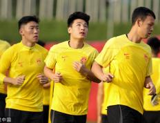 【赛车体育】宋凯探班国足 鼓励全队打出中国足球的真实精神面貌