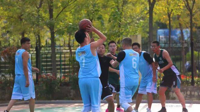 【赛车体育】荣耀时刻 青啤龙悦湾篮球社业主篮球争霸赛精彩落幕