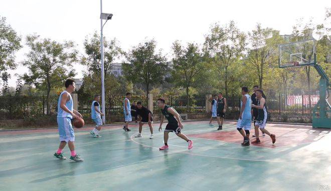 【赛车体育】荣耀时刻 青啤龙悦湾篮球社业主篮球争霸赛精彩落幕