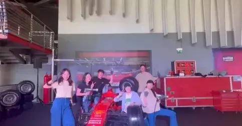 【赛车体育】刘亦菲惊艳全球，8秒换F1赛车轮胎，网友惊呼姐姐真的太酷啦。